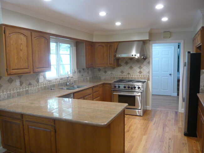 Building Photo - 2386 Roundhill Dr