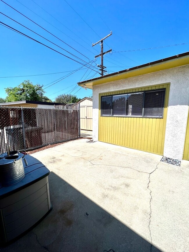 Foto del edificio - Charming Back House in the Heart of Clarem...