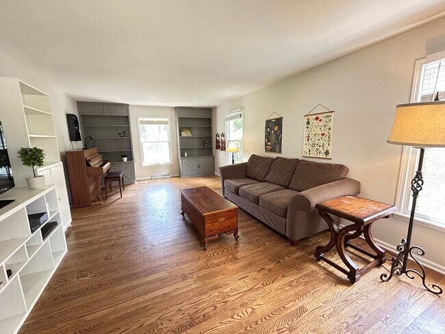 Sala de estar - 1001 Eddy Ct