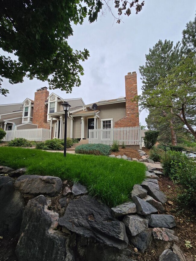 Foto del edificio - Stunning Townhome with Prime Location and ...