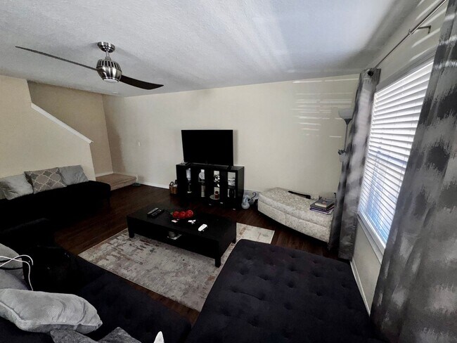 Building Photo - 3 Bedroom 2.5 Bath Treviso Townhome minute...