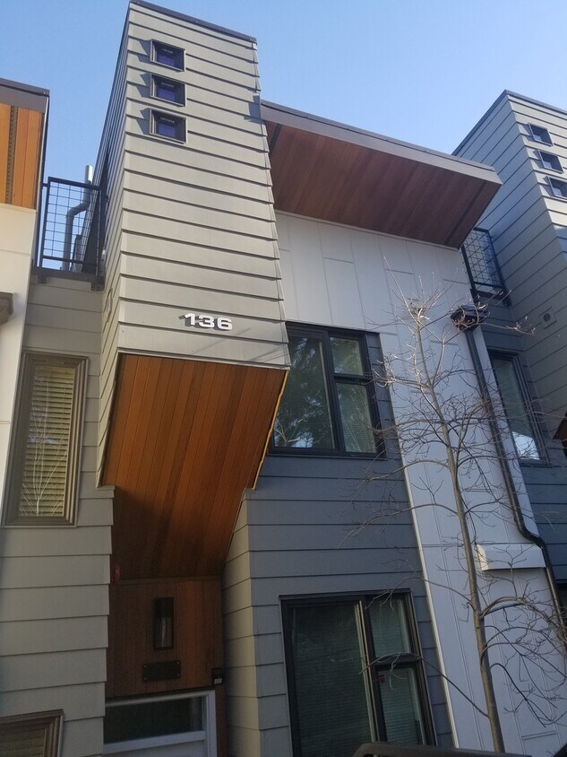 Foto principal - Spacious and modern townhome in Downtown B...