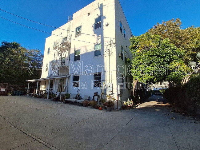 Building Photo - 1201 N Orange Grove Ave