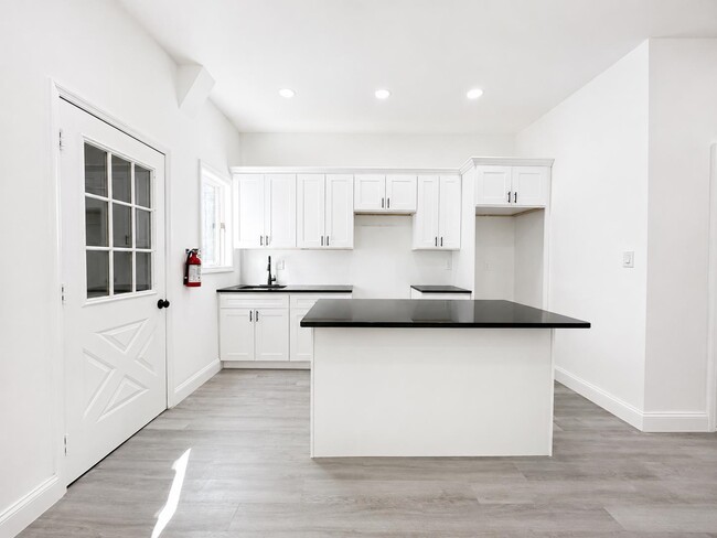 Building Photo - 428 56th St