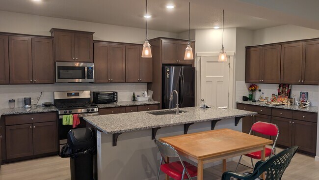 Building Photo - 3923 SE 70th Ave