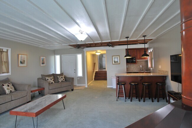 Building Photo - 216 Zandale Dr