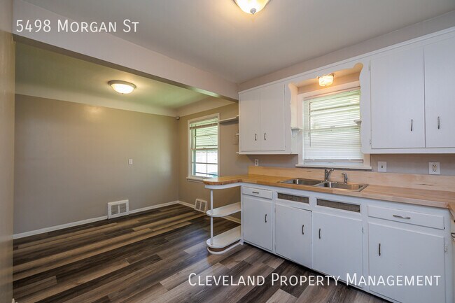 Building Photo - Renovated Maple Hts Bungalow