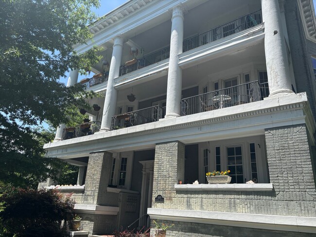 Building Photo - Gorgeous 1 Bedroom 1 Bathroom Condo locate...