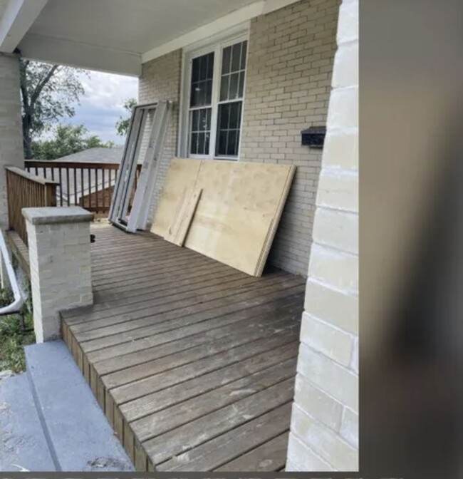 Front Porch - 202 Mueller Ave
