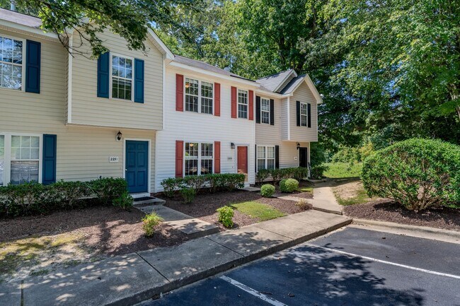 Foto del edificio - Charming 2-Bedroom Townhome in Prime Ralei...
