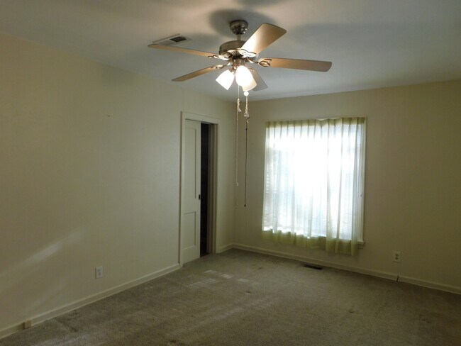 Foto del edificio - Lots of character in this 2 bedroom/1 bath...
