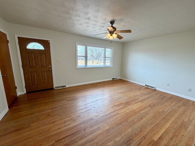 Building Photo - 2808 W 6th St