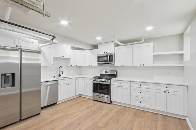 Foto del edificio - 2534 N Farwell Ave