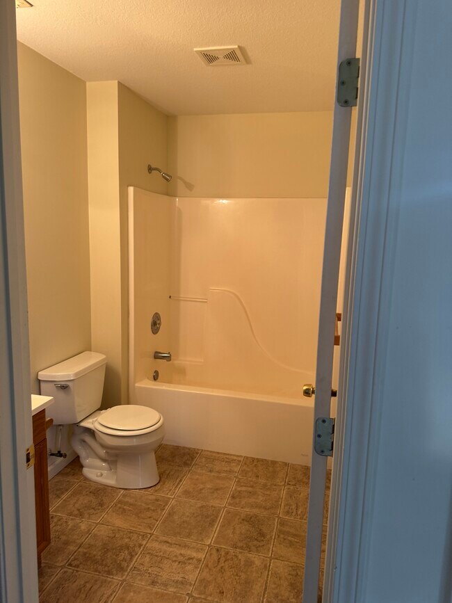 Foto del edificio - 85 Candler Heights Rd