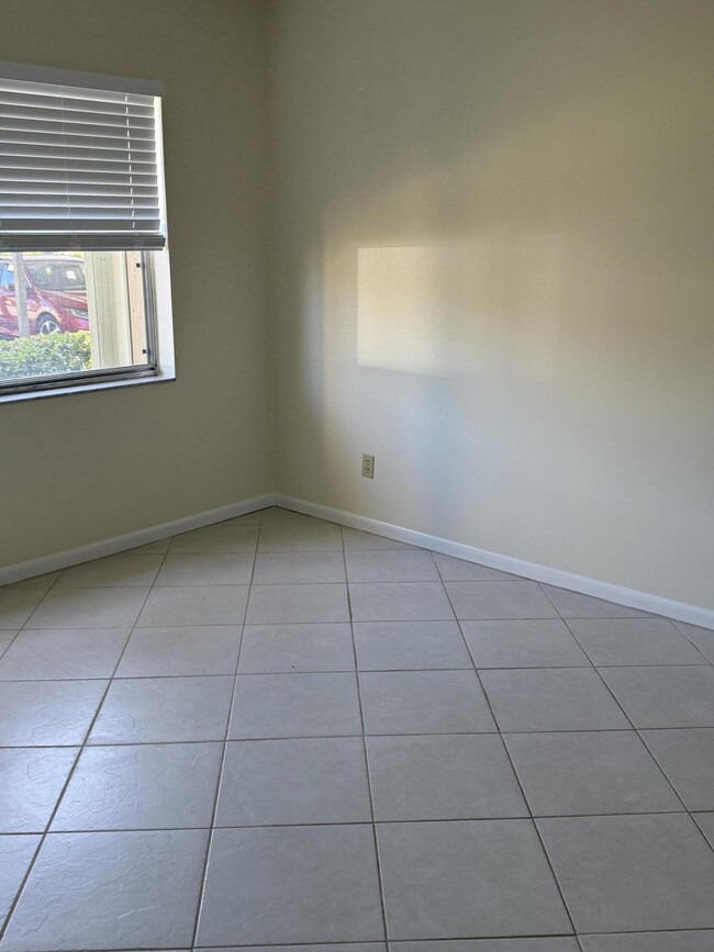 Building Photo - 3051 SE Aster Ln