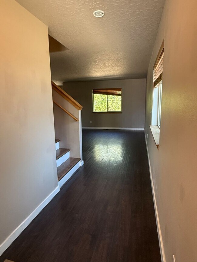 Foto del edificio - 3BR/2.5BA Home w/ Garage, Fenced Yard – Walk to Shops & Parkra