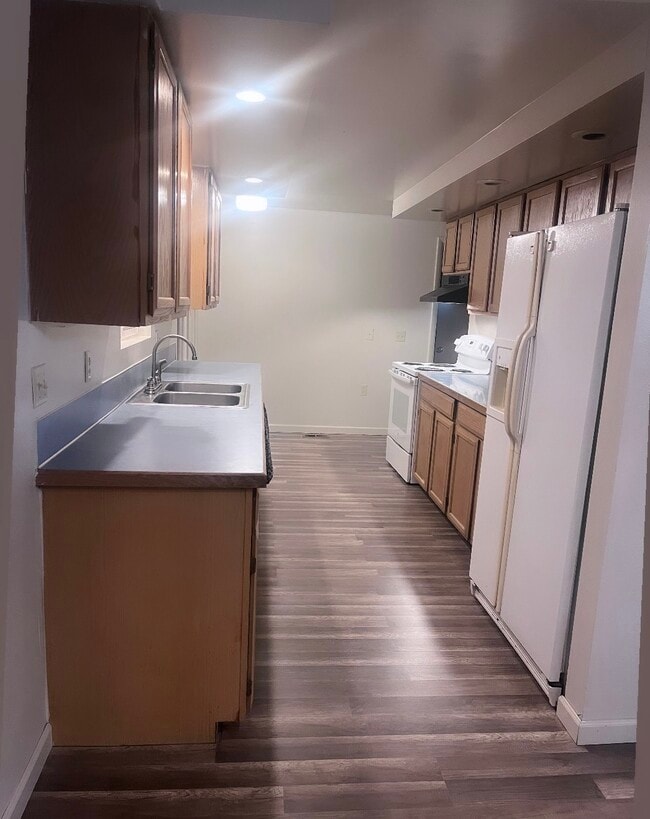Kitchen - 319 NW Crescent Ave
