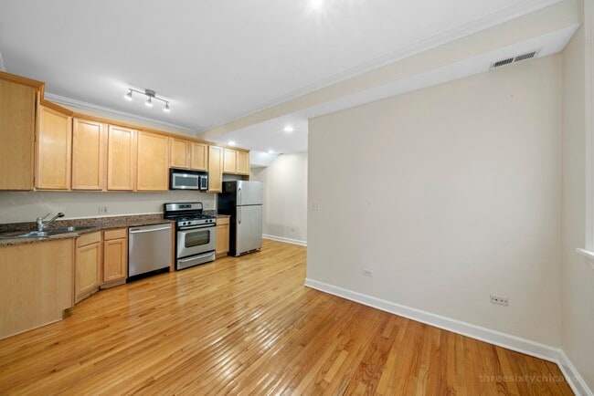 Building Photo - 2124 N Hudson Ave