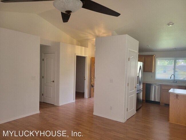 Foto del edificio - 3 br, 2 bath House - 2532 NE Moonlight Drive