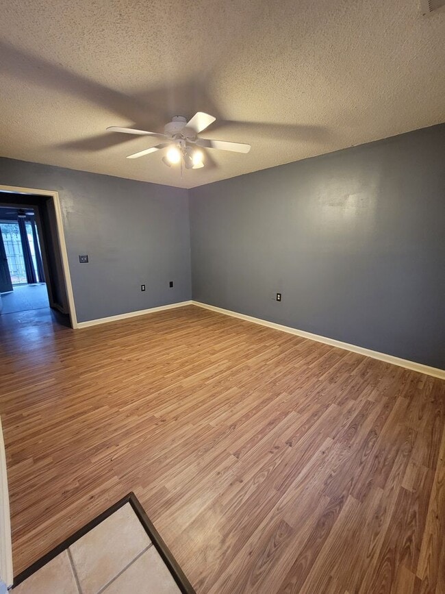 Building Photo - 2 BR 2 bath townhome