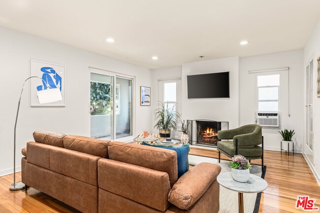 Building Photo - 329 S Reeves Dr