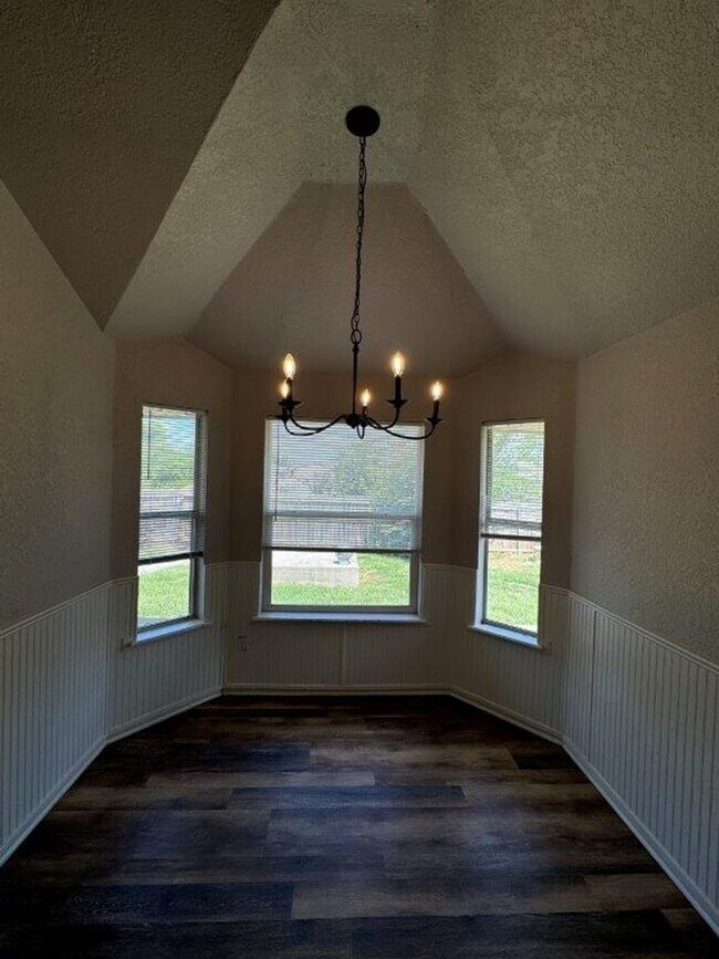 Foto del edificio - 3 bed 2 bath, storm shelter and  all wood floors in Moore Schools