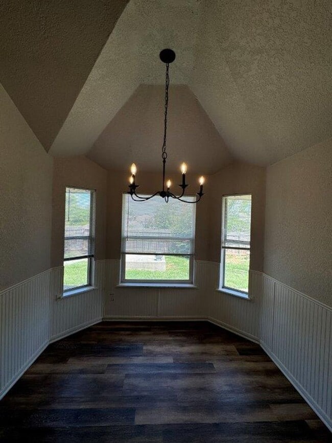 Photo - 3 bed 2 bath, storm shelter and  all wood floors in Moore Schools House