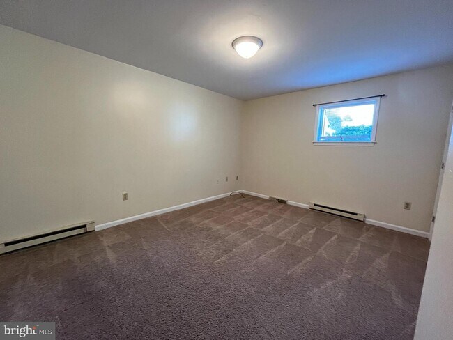 Building Photo - 704 Thomas Ln