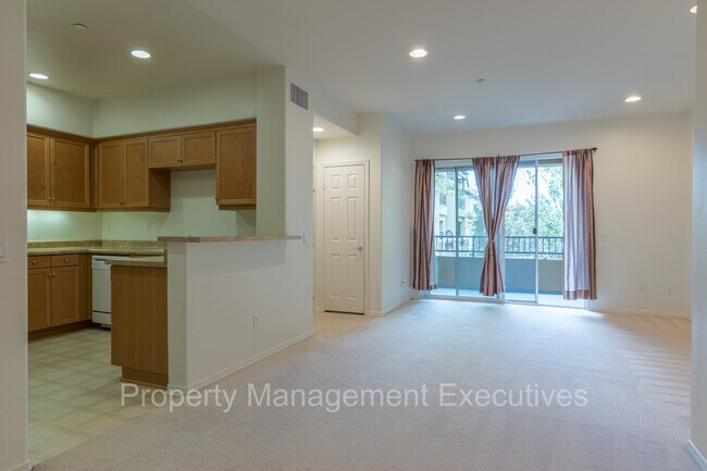 Foto del edificio - Newer 2 Bedroom, 2 Bath Townhouse with Garage