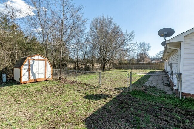 Building Photo - 160 Sugarberry Dr