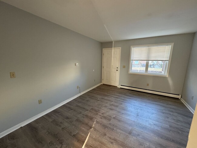 Building Photo - Spacious 2-Bedroom w/ Bonus Room, Private ...