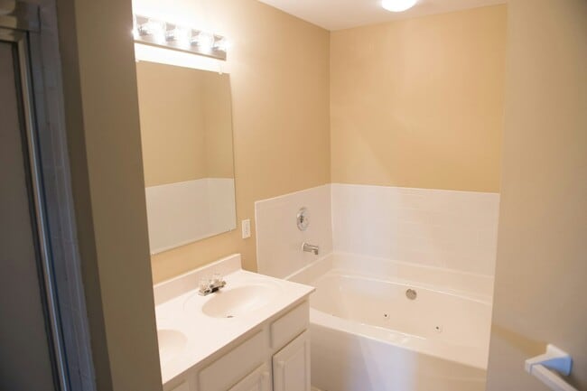 Building Photo - 173 Royalty Cir