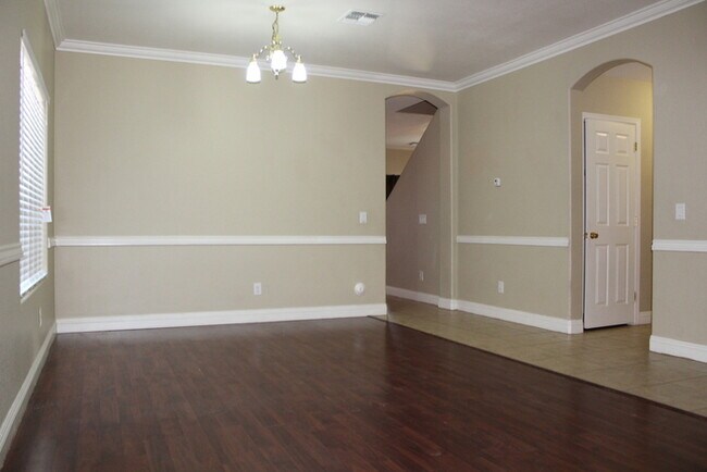 Building Photo - Beautiful 4 bedroom 2.5 bath home located ...