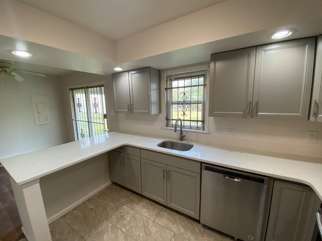 Building Photo - 316 Littleton Ave