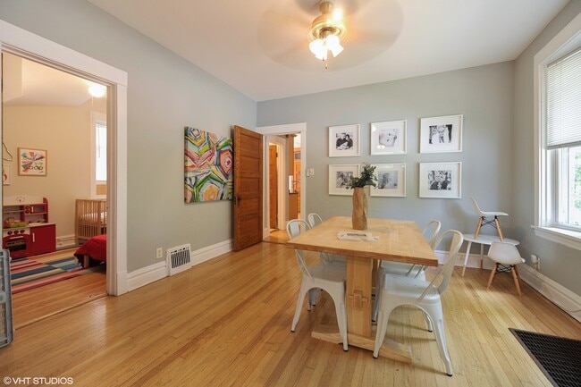 Building Photo - 4258 N Damen Ave