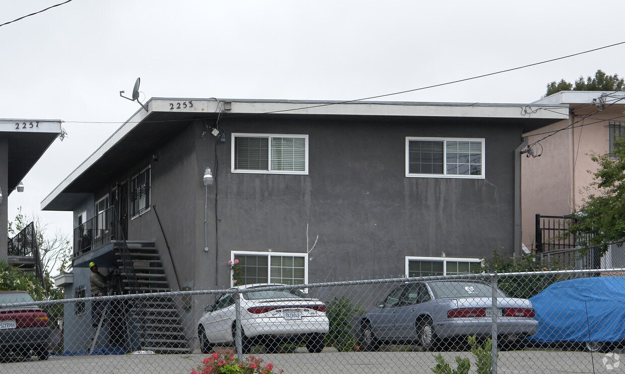 Primary Photo - 2253 E 20th St
