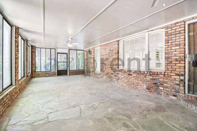 Foto del edificio - 4810 Chapel Hill Rd