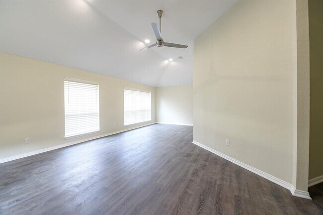 Building Photo - 1529 Mayflower Dr