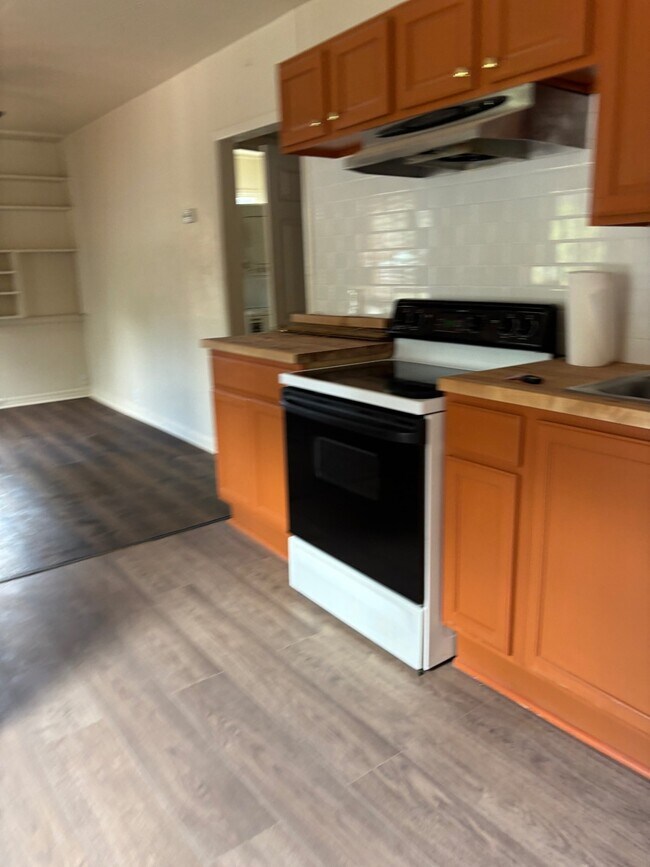 Foto del edificio - 5731 Mitchell Ct