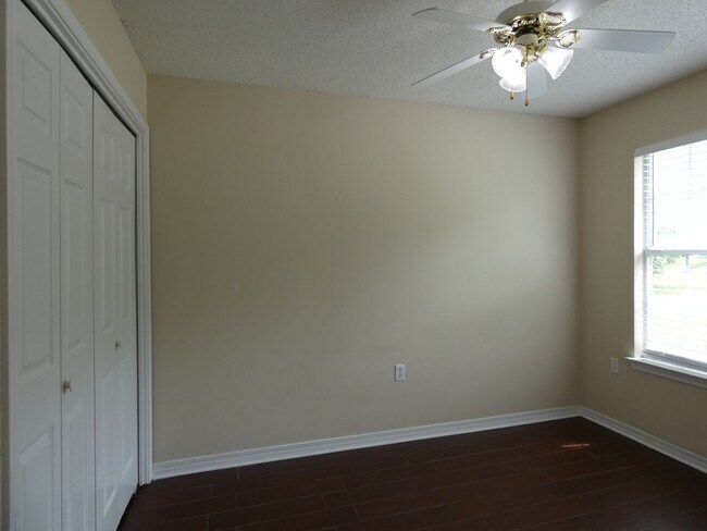 Foto del edificio - Adorable 2 Bedroom Convenient To Everything