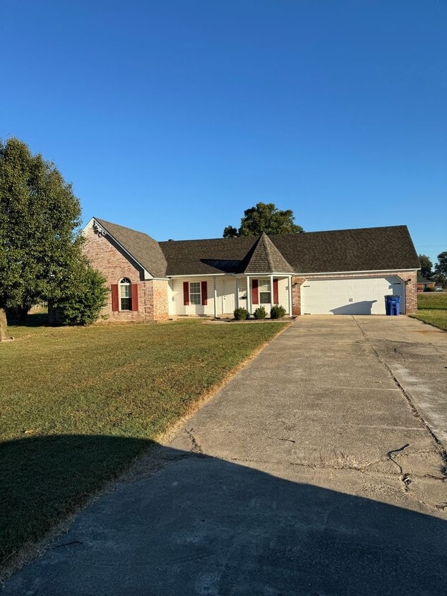 Primary Photo - 3 Bedroom / 2 Bath with plenty of space. T...