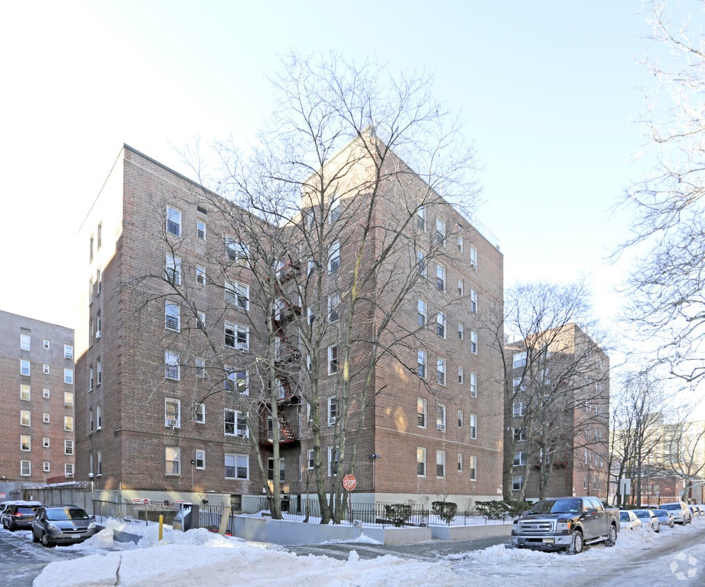 Primary Photo - Green Park Sussex Apartments