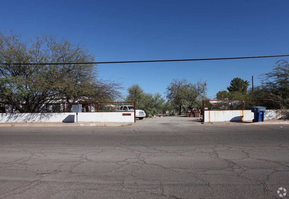 Primary Photo - 231-247 E Delano St