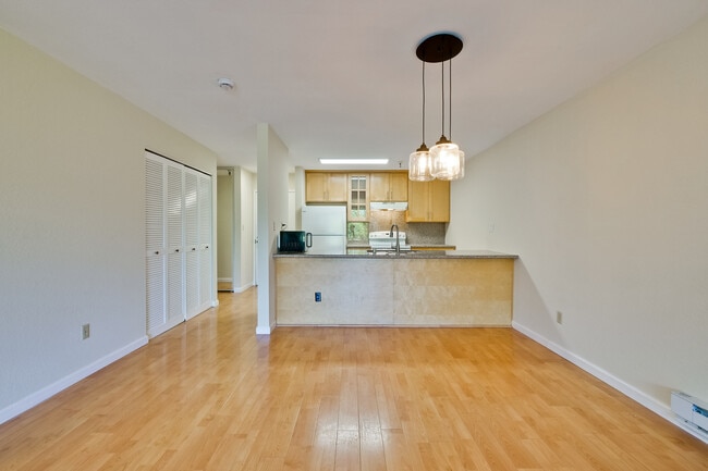 Building Photo - 725 Mariposa Ave