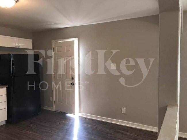 Building Photo - 4739 E Sunland Ave