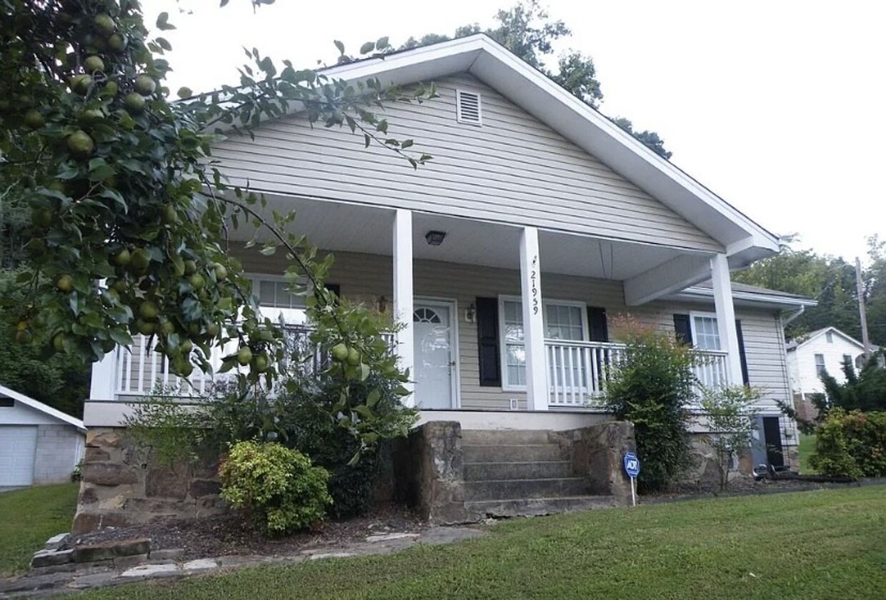 Primary Photo - Charming home on River Canyon Drive