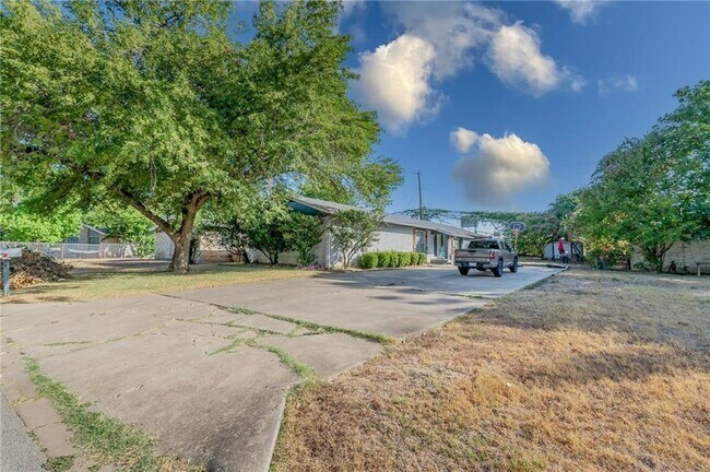 Building Photo - 2712 St Edwards Cir