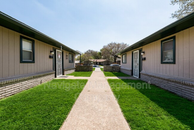 Foto del edificio - 819 Bluebird Dr