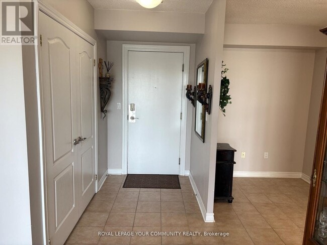 Photo du bâtiment - 2088 Lawrence Ave W