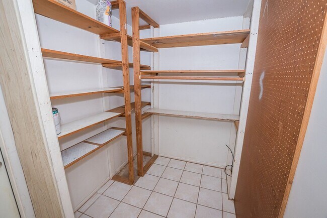 Building Photo - Spacious 3 Bedroom, 2 Bath Home with Updat...